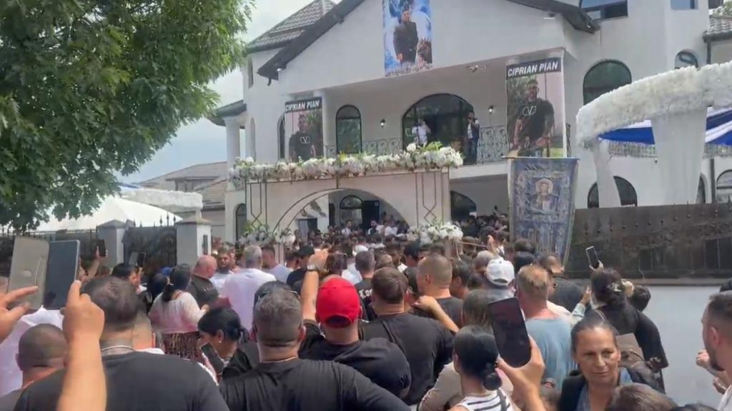 Apropiaii lui Ciprian Pian au blocat strada la dric