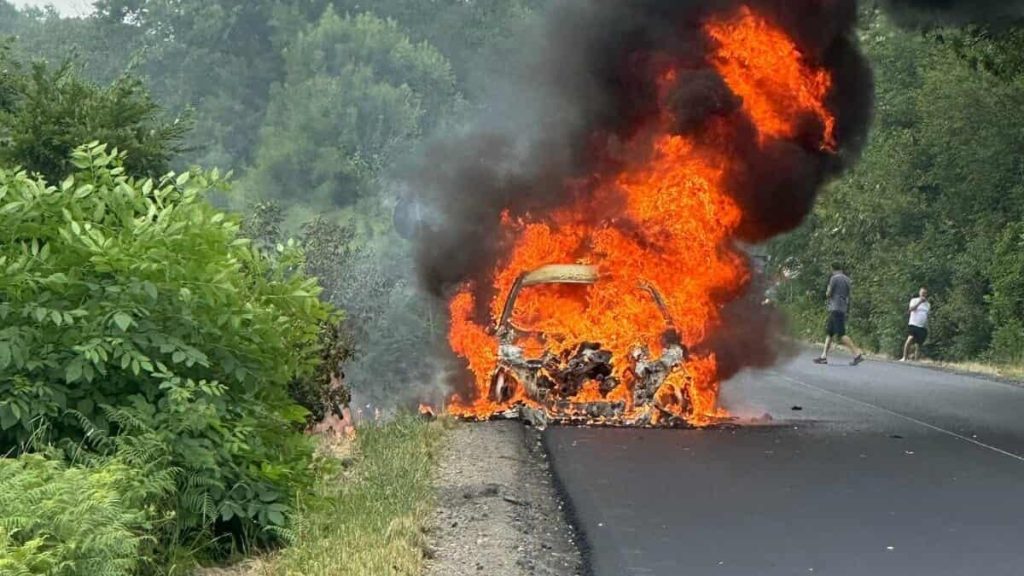 BMW de 11000 euro a ars pe DN58 soferul scapat la limita