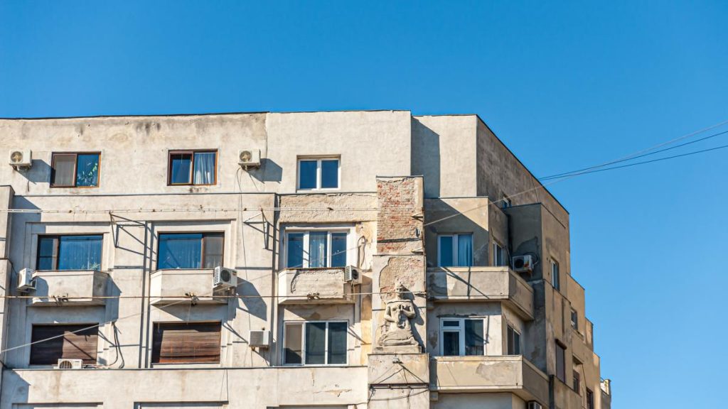 Bucurestenii evacuati din blocuri cu risc seismic primesc bani de chirie