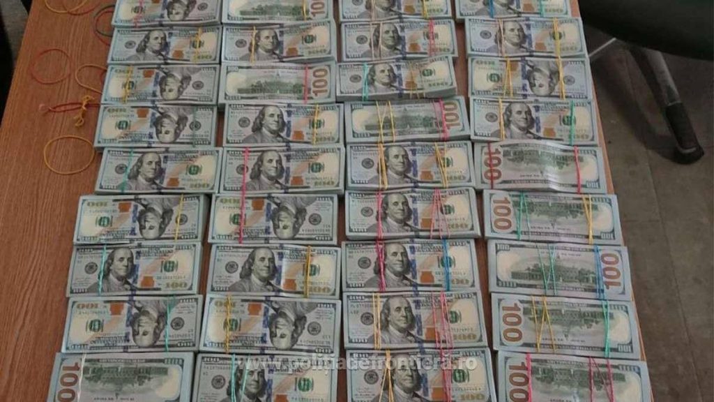 Doi soti au incercat sa treaca granita in Romania pe jos cu 14 milioane de dolari ascunsi sub haine