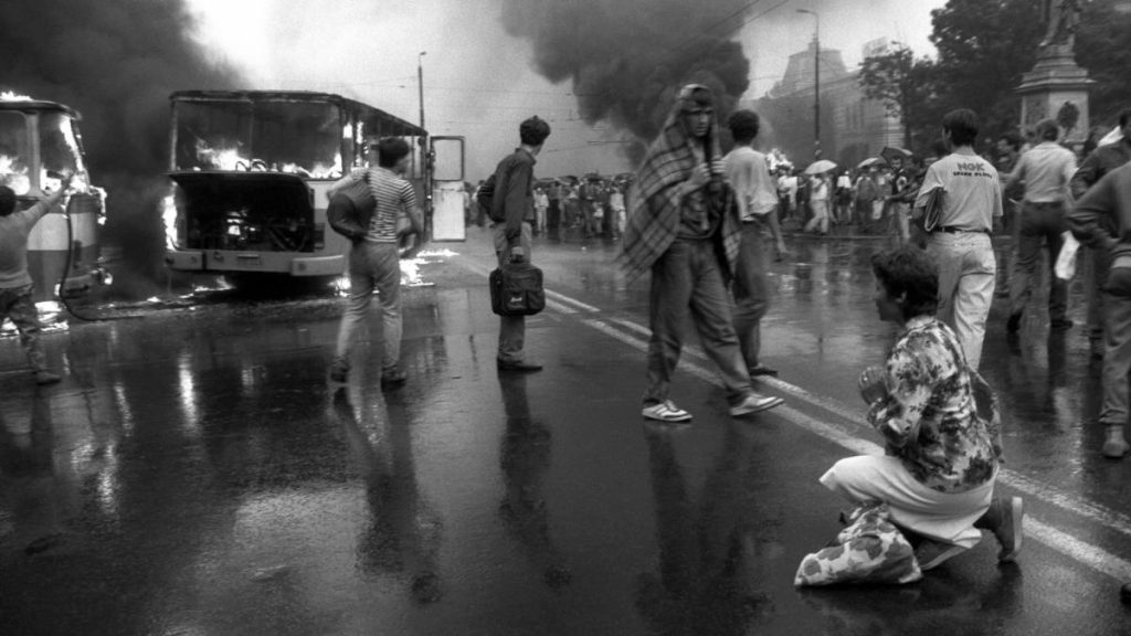 Mineriada din 1990 Haos violenta si distrugeri
