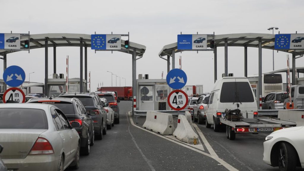 Noua migranti ascunsi in semiremorca la Nadlac
