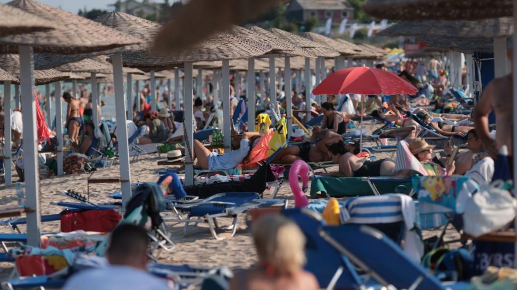 Sunt 60000 de turisti pe litoral mai multi decat asteptat