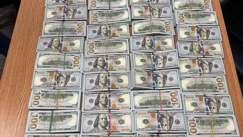 Un barbat a incercat sa aduca 580000 de dolari in Romania