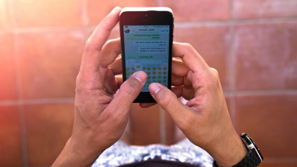 Un trend nou Un sfert dintre romani cauta joburi pe WhatsApp