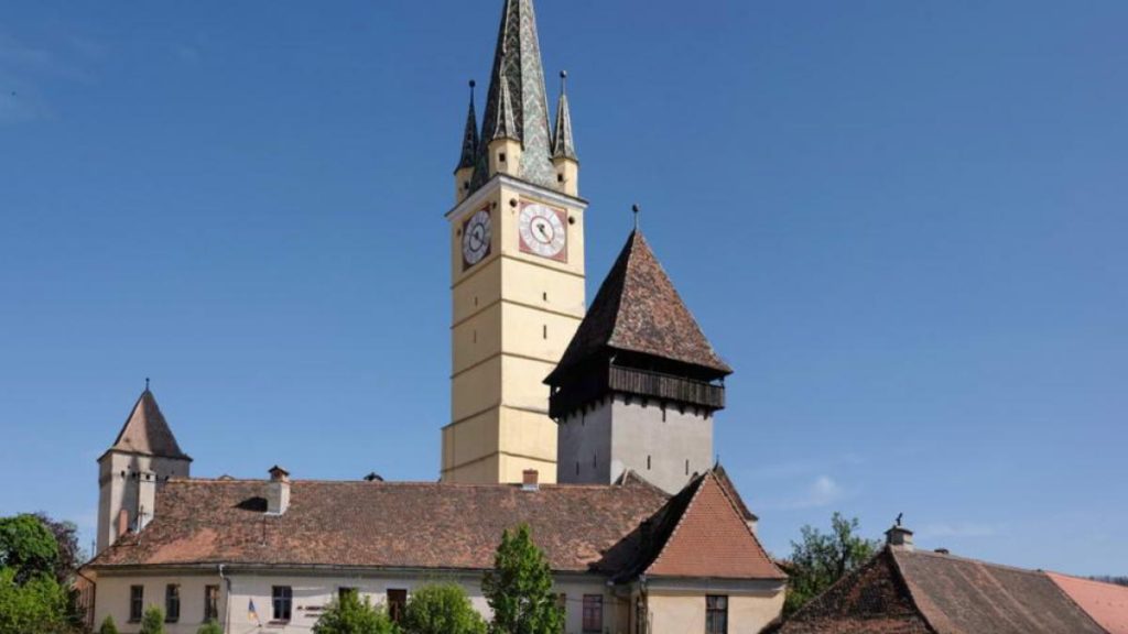 descoperire sensationala la medias in spatele unei usi secrete