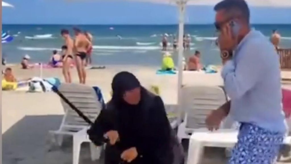 Administratorul plajei din Mamaia alergat de o batrana
