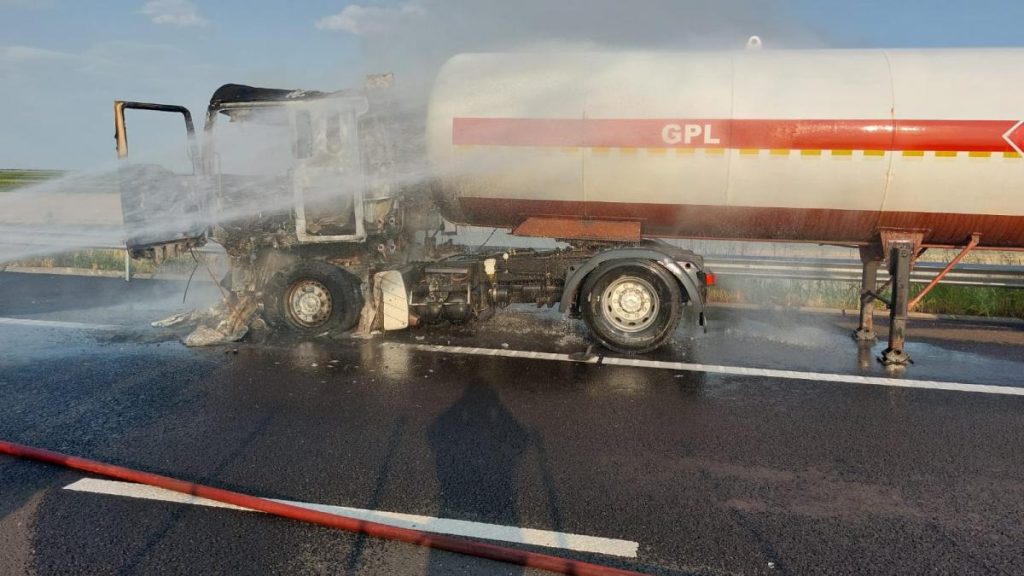 Cistern cu GPL incendiata pe autostrada A7 mesaj Ro Alert