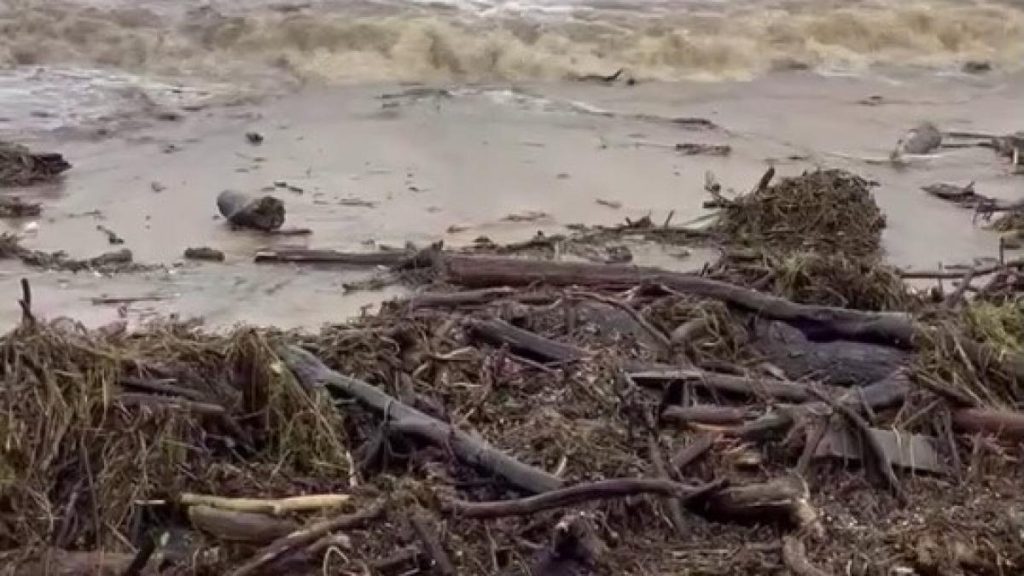 Doua drumuri blocate si gospodarii afectate de inundatii in Harghita