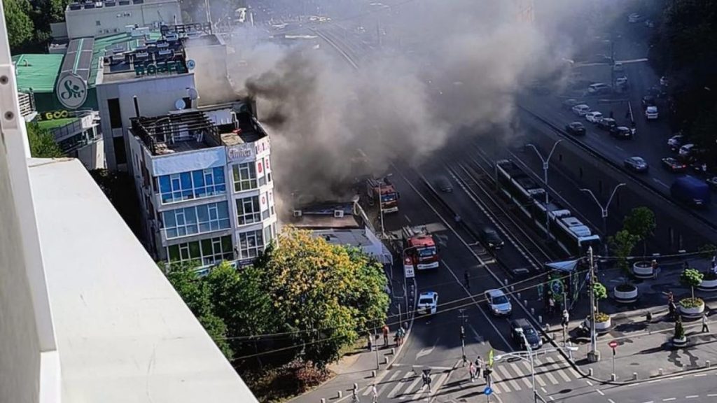 Incendiu la un magazin din Sector 6 Bucuresti Focul a ajuns la terasa