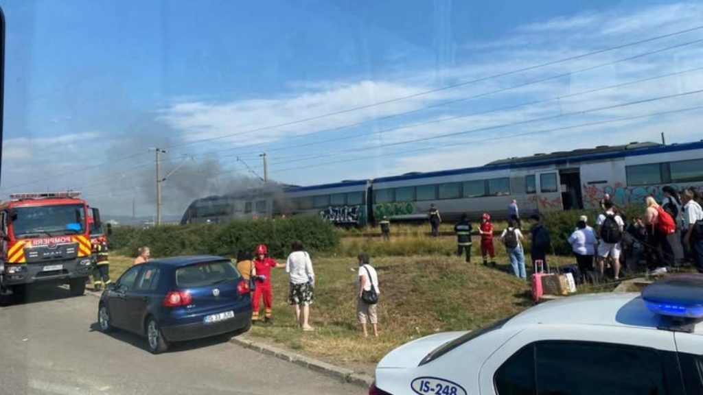 Locomotiva trenului a luat foc la Pascani
