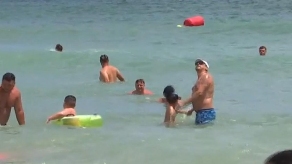 Pericol pe litoral turistii intra in apa cu steagul rosu ridicat