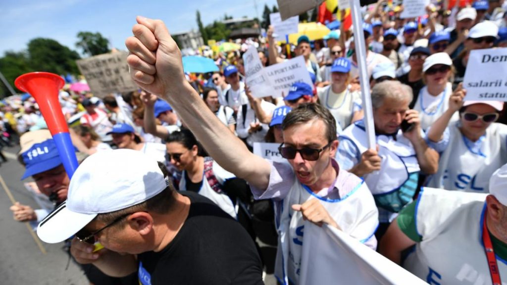 Sindicalistii din Sanatate si Educatie protesteaza la Parlament