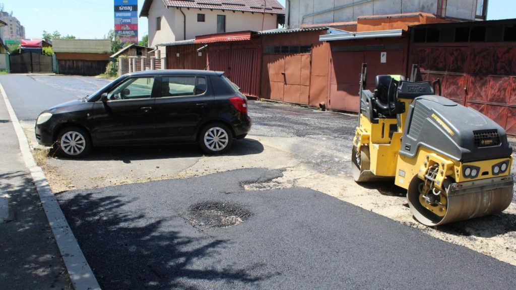 Situatie comica Muncitorii au asfaltat o strada cu masina parcata