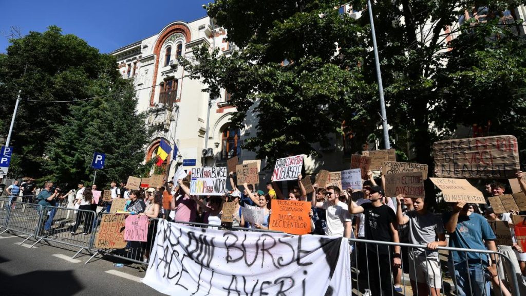 Sute de elevi si studenti protesteaza din nou in Bucuresti
