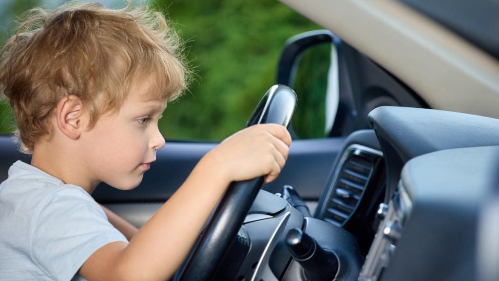 Un copil de 12 ani a fost prins conducand