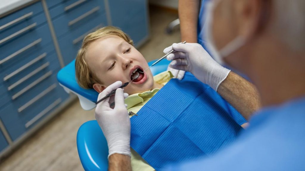 Un dentist din Iasi a scapat o freza in gatul unui copil