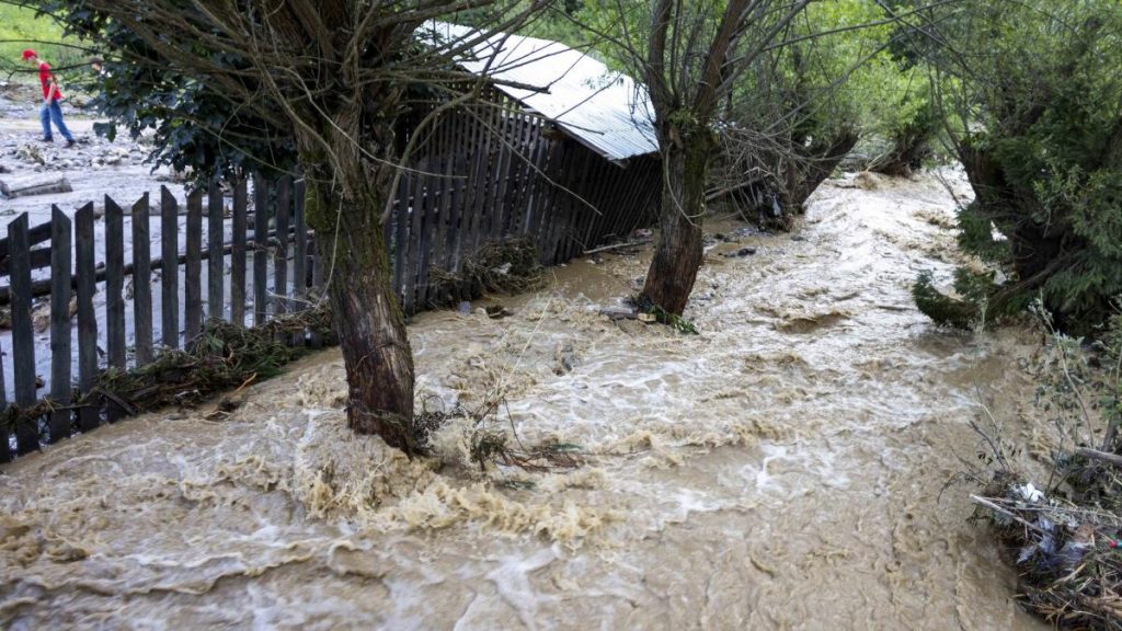 Cod portocaliu de inundatii pe rauri in doua judete