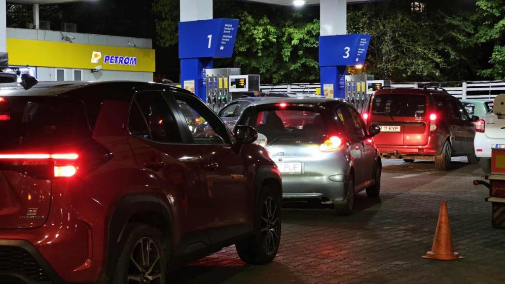 Cozi la benzinarii inainte de scumpirea carburantilor