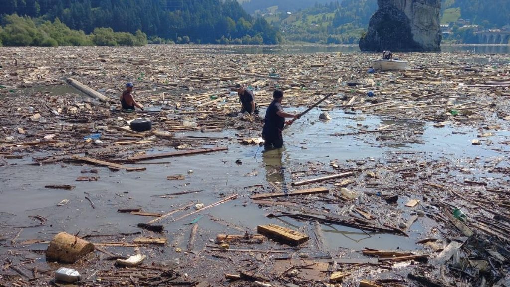 Curatirea Lacului Bicaz a inceput 300 mc deseuri scoase
