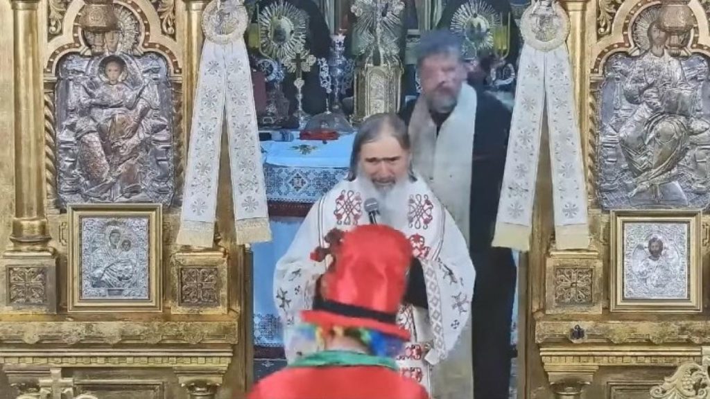 Imagini virale cu un clovn intrerupand slujba lui IPS Teodosie