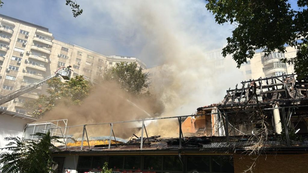 Incendiu cu fum dens pe Calea Victoriei Bucuresti