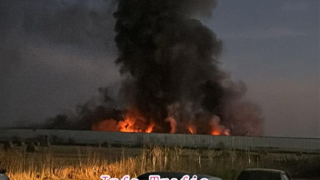 Incendiu mare la magazinul Dragonul Rosu din Bucuresti