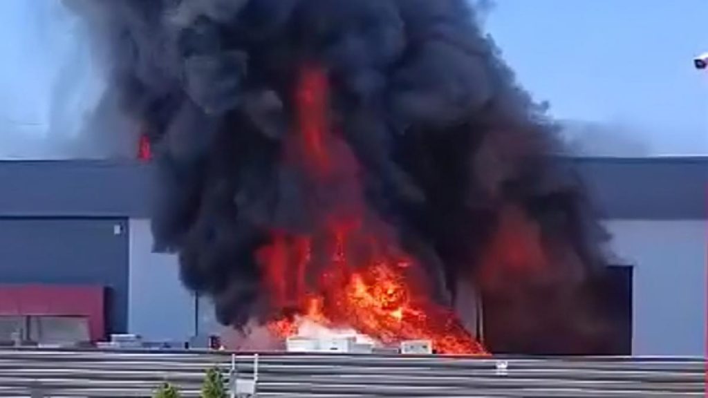 Incendiu urias la un depozit din Iasi