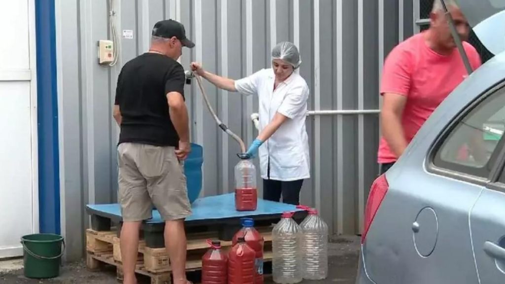 La Buzau oamenii asteapta la coada pentru suc