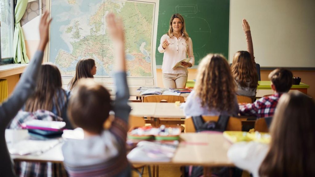 Mesajul lui Ilie Bolojan pentru profesori Va fi mai multa munca pentru aceiasi bani