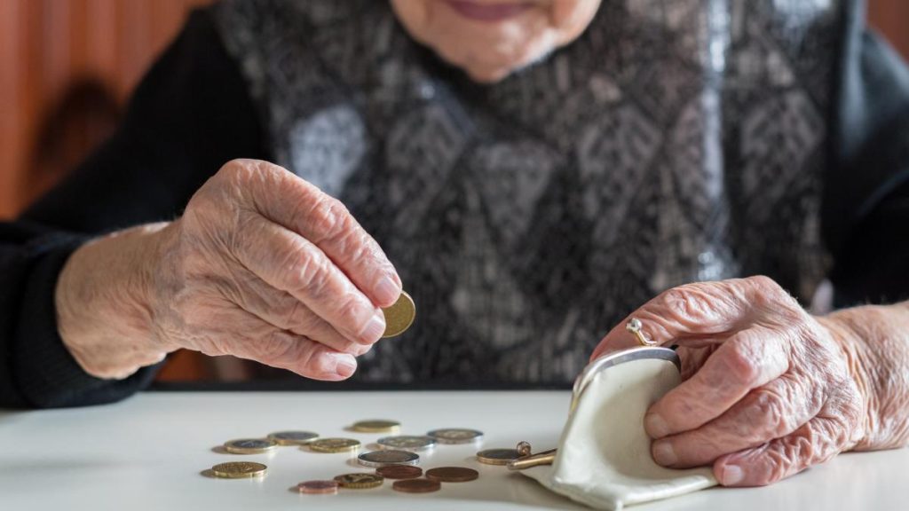 Pensionarii nemultumiti de plata CASS Mi au scazut 300 de lei