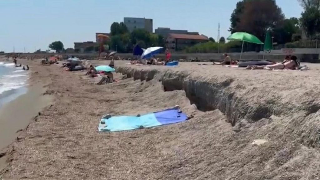 Plajele sudice ale litoralului romanesc afectate de cliffing