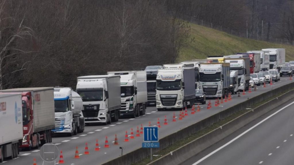 Restrictii pe sosele din cauza caniculei Circulatia camioanelor interzisa