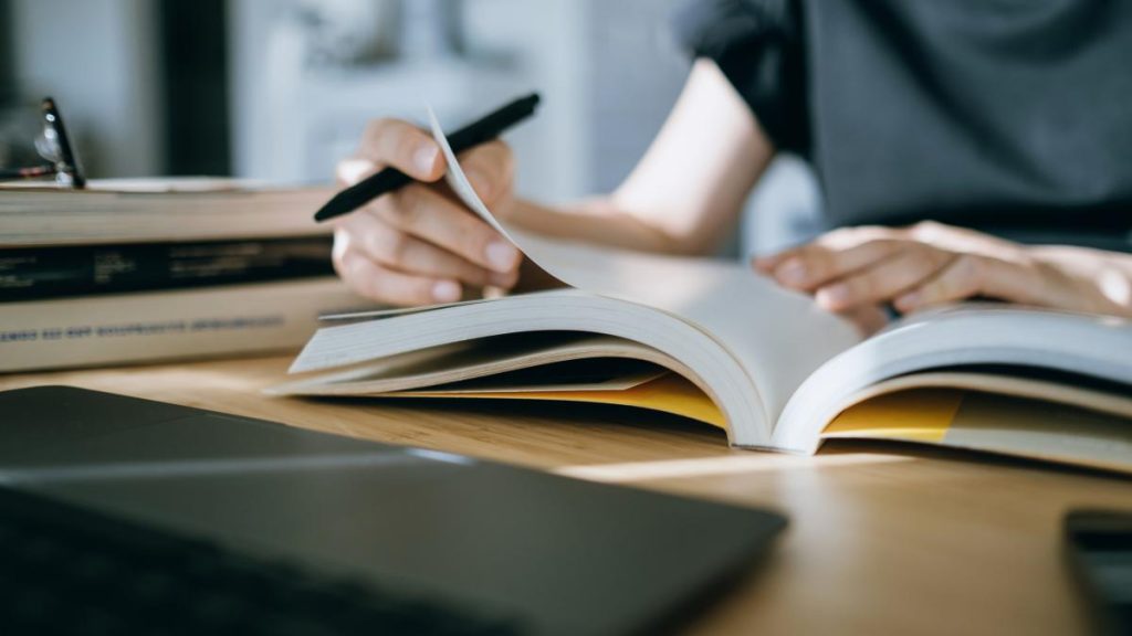 Tot mai multi elevi spun ca Bacalaureatul e doar o hartie Ce fac tinerii dupa examen Plec in Italia ma descurc