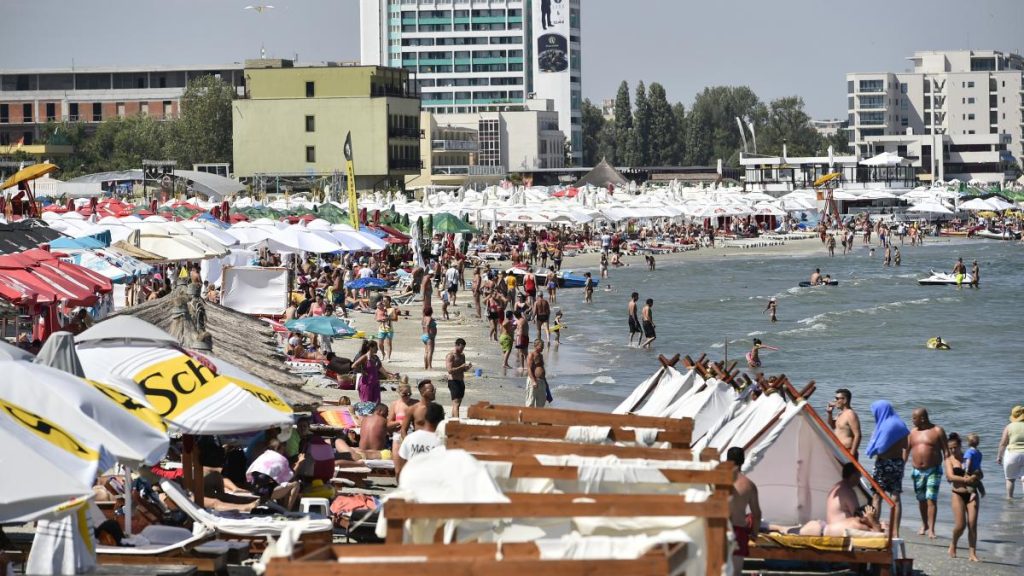 Turistii platesc o taxa de cearsaf pe plajele Mamaia