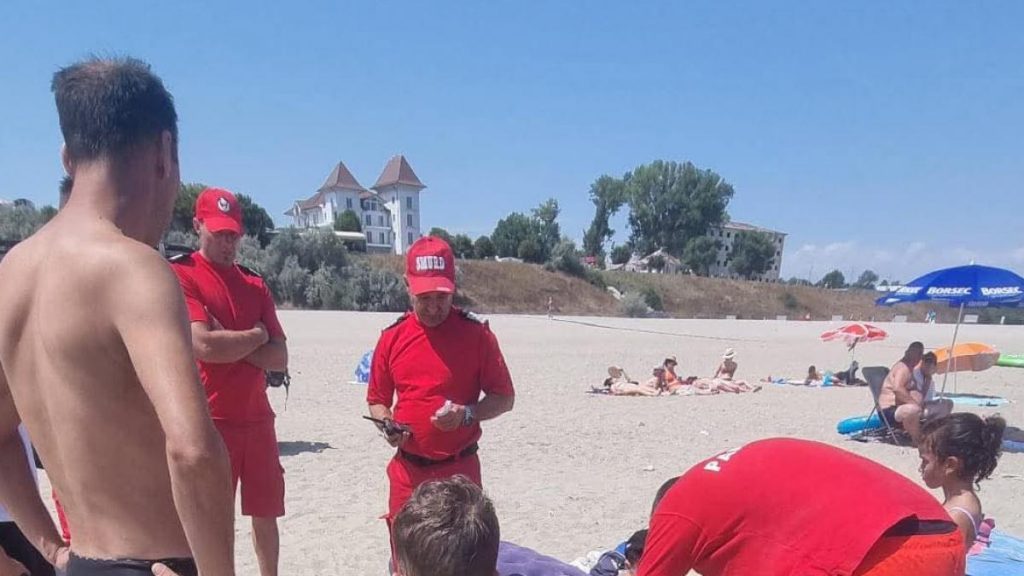 Un barbat si fiul sau salvati de la inec