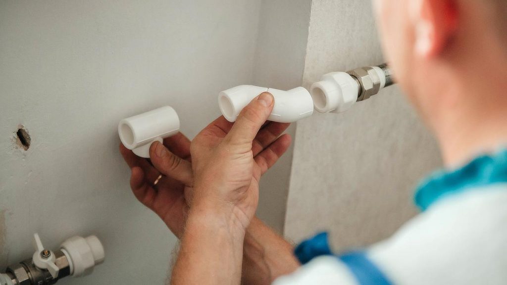 Zeci de apartamente din Brasov primesc apa pe teava de gaze