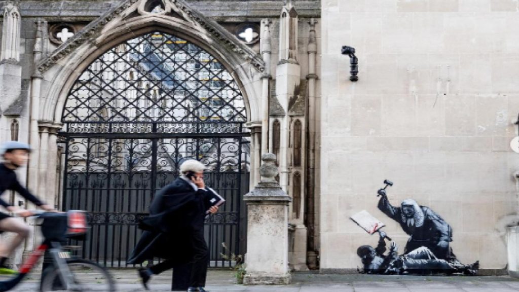 Banksy loveaste din nou la Curtea Regala