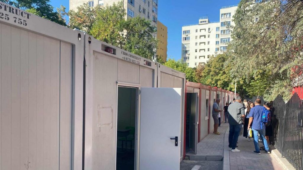 Cea mai mare scoala din Bucuresti incepe orele in container