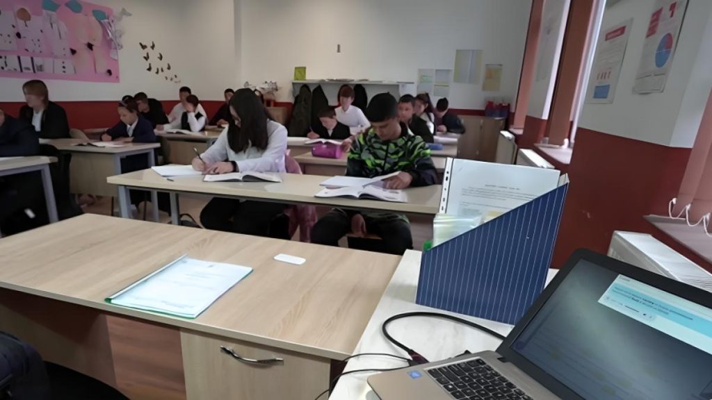 Confuzie in scoli din cauza claselor mari si profesorilor noi