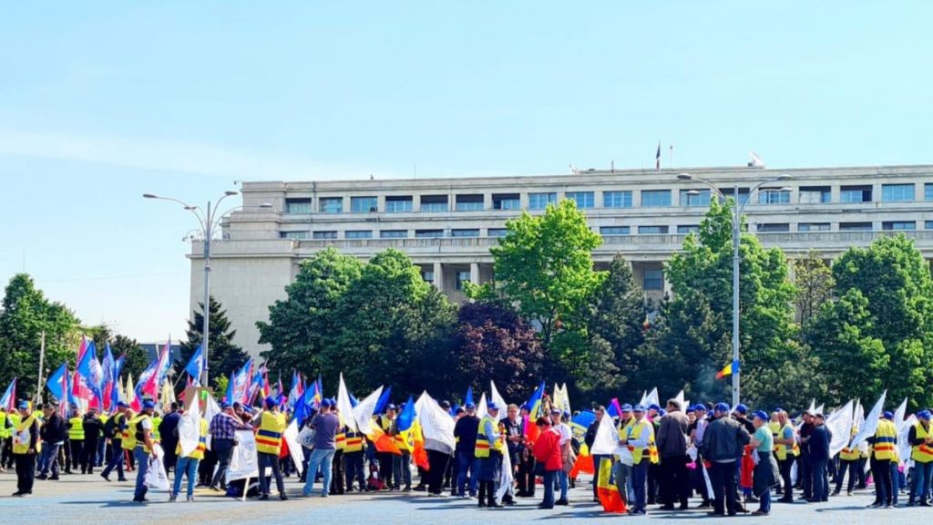 Functionarii publici protesteaza luni in Bucuresti impotriva concedierilor
