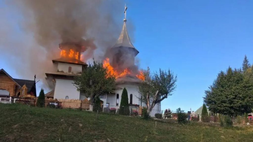 Incendiu puternic la o biserica din Suceava