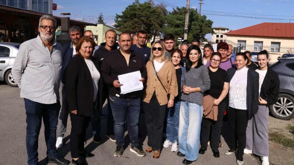 Locuitorii strang semnaturi pentru demiterea primarului
