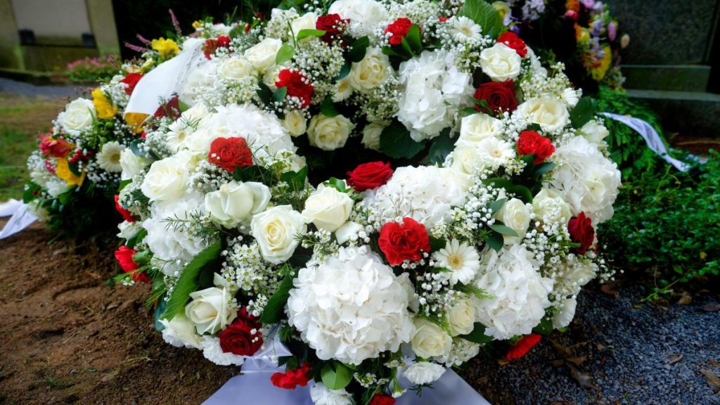 Orasul care va interzice coroanele de flori in cimitire
