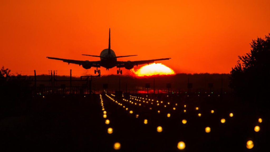Scandal pe avionul venit din Tel Aviv politia a intervenit
