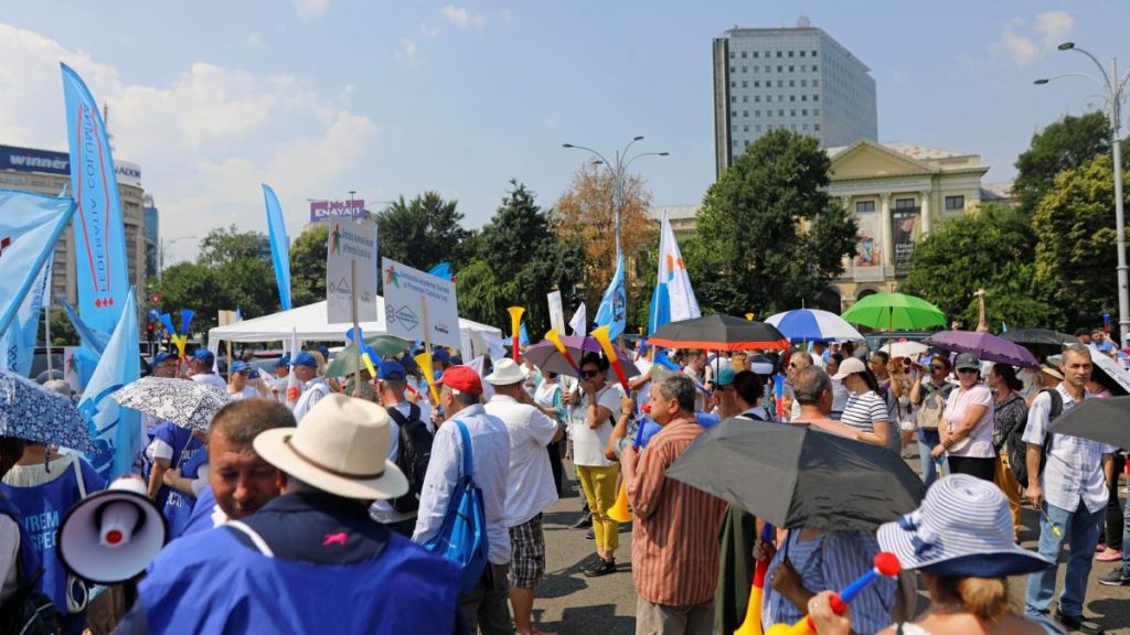 Sindicalistii din administratia publica protesteaza luni in Capitala