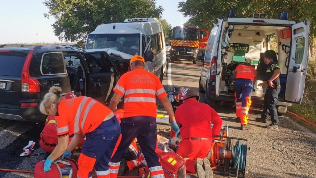 microbuz si masina accident pe dn 24c 17 raniti