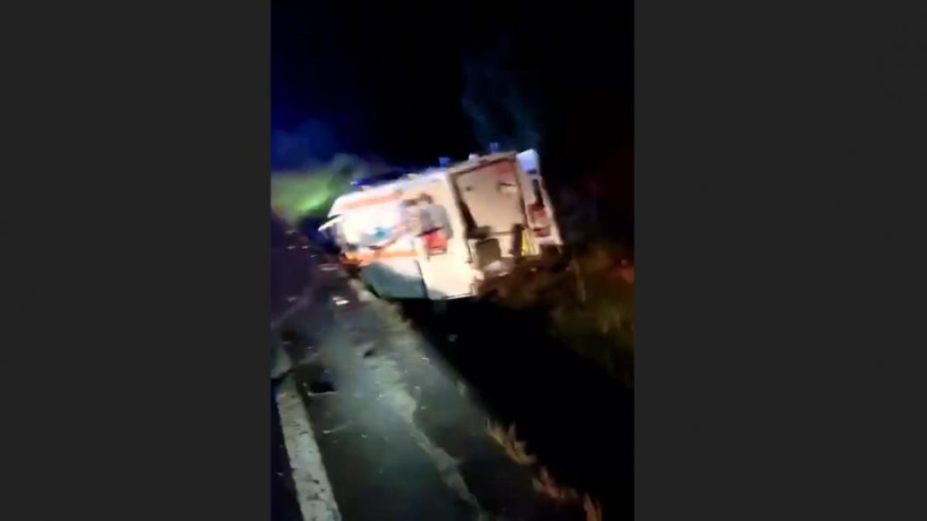 Accident grav pe DN1 ambulanta si masina ciocnite