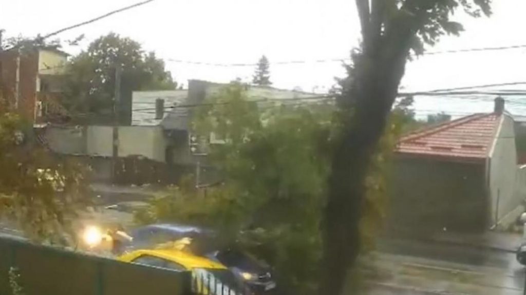 Imagini apocaliptice in Bucuresti Un copac striveste o masina