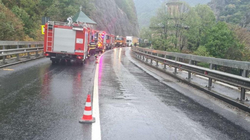 Incendiu la Manastirea Cozia Veche trafic blocat